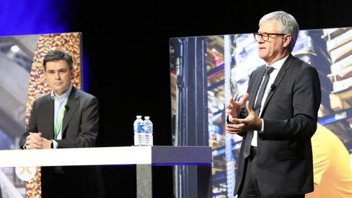 Le 9 décembre à Olivet, Paul Yves L’Anthoën, directeur (à g.), et Jean-François Loiseau, président, ont présenté les comptes du groupe pour 2020-2021, lors de l’assemblée générale qui s’est tenue en distanciel et en présentiel. © AXÉRÉAL